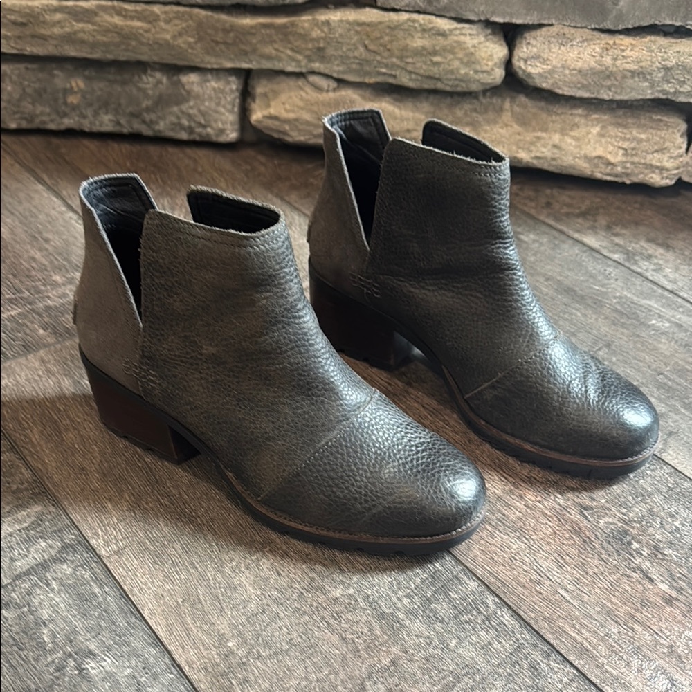 Sorel Women’s Cate Cut-Out Bootie in Quarry size 8 Gray Leather Suede